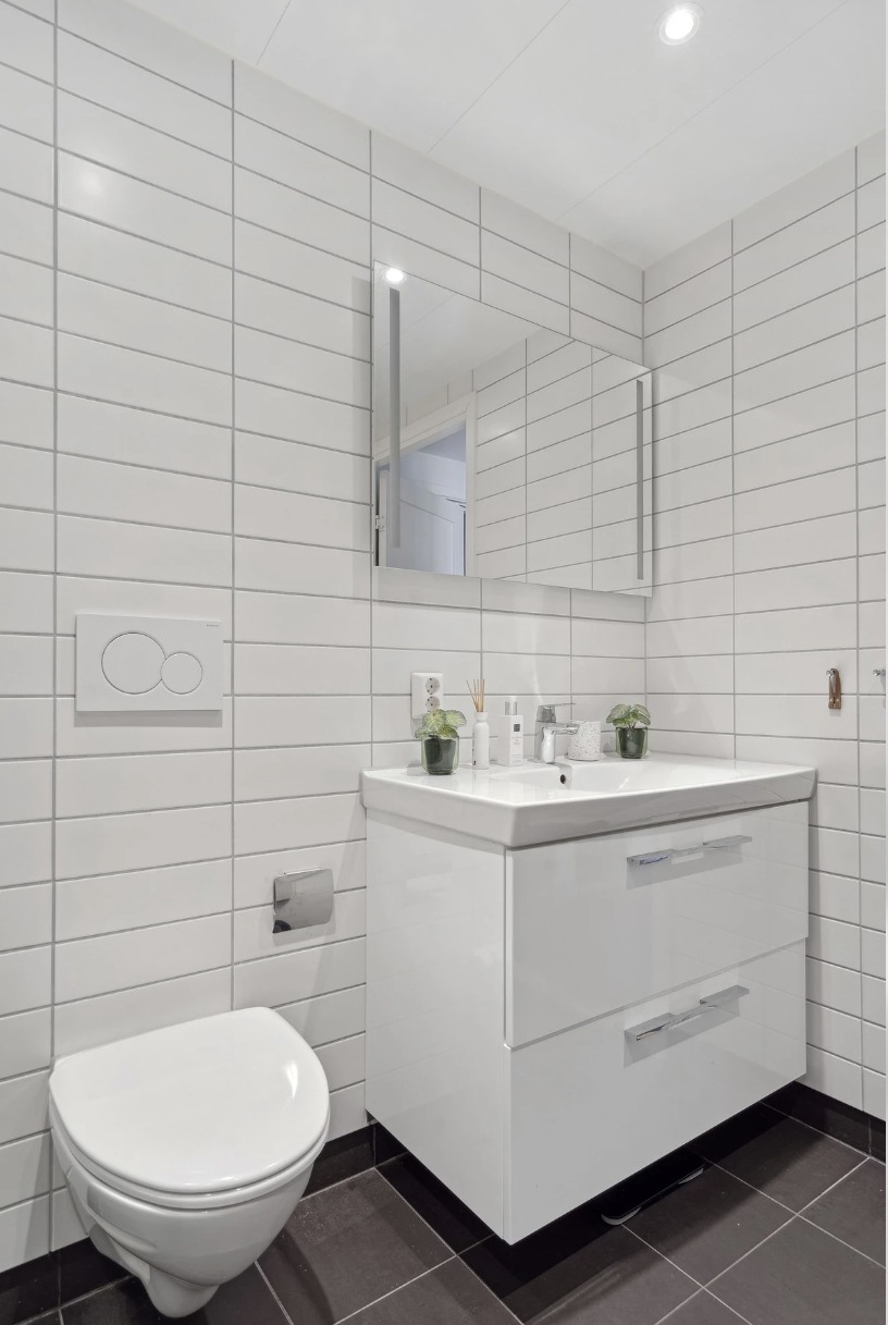 God belysning i badet med lys i speil. 